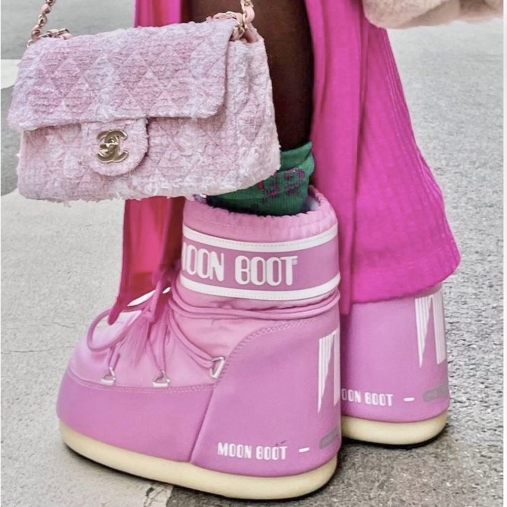 Moon boot pink mini apres ski vibe